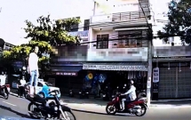 tam giu nam thanh nien dung tren xe may phong nhu bay o da nang