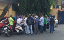 nam thanh nien bat ngo dap pha nhieu o to cua tai xe grabcar o sai gon