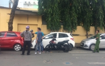 nam thanh nien dap pha xe o to cua tai xe grabcar toi lam theo lenh cua ba chu quan nhau