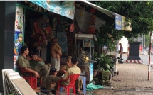 thanh nien do xang len nguoi roi tu cham lua dot truoc cua nha bo me vo