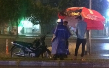 nghia cu dep cua nguoi dan ong dung duoi mua 40 phut ben nam thanh nien say xin o sai gon