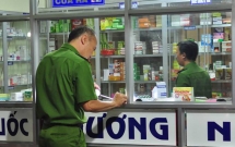 camera ghi lai canh nam thanh nien bit mat vao tiem thuoc sat hai co gai