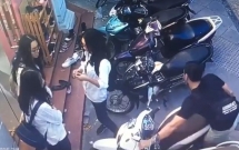 ha noi nam thanh nien banh bao be khoa trom xe sh trong tich tac