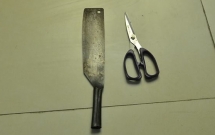 no sung khong che thanh nien dung dao keo chong tra cong an o trung tam sai gon