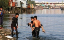 vinh phuc cong trinh thi cong khong co canh bao 2 chau be bi duoi nuoc thuong tam