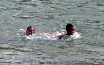 nghe an di tam ao khi chan de 2 anh em ruot duoi nuoc thuong tam