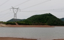 ha tinh ru nhau ra ho choi hai chi em ruot duoi nuoc thuong tam