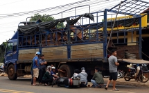 tong vao xe tai dang do ben duong nguoi dan ong chay xe may tu vong thuong tam