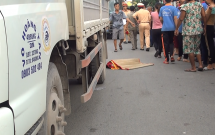 thuong tam canh bo me gao khoc khi be trai 2 tuoi nga tu xe may xuong duong bi xe tai can tu vong tai cho