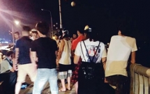 hoa binh cai nhau voi ban trai co gai tre nhay cau tu tu