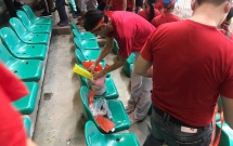 co dong vien viet nam nan lai thu don rac tren khan dai sau tran ban ket asiad 2018 o indonesia