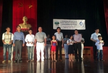 trao tro cap hoc phi cho hoc sinh ngheo tinh hai duong