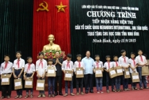 gni mang quan ao moi cho hoc sinh tinh ninh binh