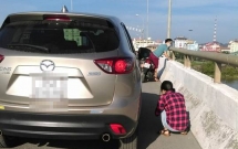 ninh binh nam thanh nien bo xe lai xe oto tren cau roi nhay xuong song tu tu