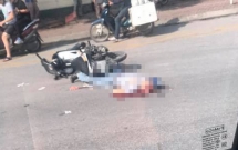 ha noi nam thanh nien di xe may tu vong sau khi bi xe khach can qua nguoi