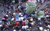 nam thanh nien rai tung voc tien le xuong duong nguoi dan xo day nhau de nhat