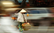 ban hang rong chay grab thoi vu ban do online dang cuu nen kinh te viet nam va dong nam a nhu the nao