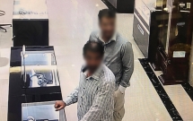 lang son hai khach nuoc ngoai gia vo vao mua hang de trom dong ho vang gia 238 trieu dong
