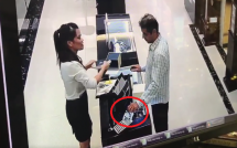 nhan vien ban hang bi khach nuoc ngoai cuom dong ho vang hon 200 trieu ngay truoc mat