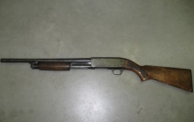 nam thanh nien vac sung ban guc nguoi tinh cua di trong quan ca phe