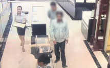 bat hai doi tuong nguoi nuoc ngoai lay trom dong ho vang gia 238 trieu dong tai ha noi