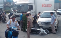 cha gap tai nan con keu goi gan chuc thanh nien den hanh hung tai xe o to