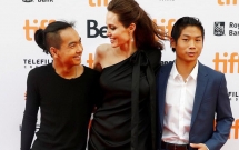 angelina jolie hanh dien khi noi ve 2 cau con trai maddox va pax thien