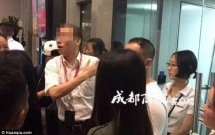 co truong mang nham ho chieu hon 150 hanh khach phai doi chuyen bay toi ngay hom sau