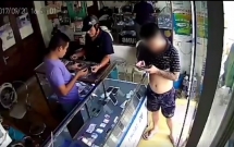 trieu tap thanh nien gia vo mua dien thoai iphone tu suong khen minh dep trai roi chuon nhanh nhu gio