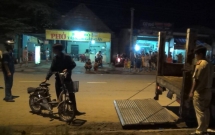 thanh nien chay xe may bo tron sau khi tong 2 nu sinh lop 8 di xe dap dien thuong vong