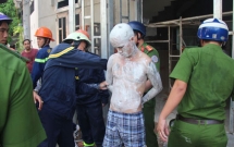 da nang nam thanh nien ngao da tu boi voi toan than leo len tang 3 nhay mua roi doa tu tu