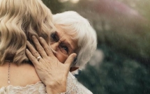 khong phai ao cuoi sa hoa long lay co dau da chon trang phuc khien nguoi ba noi khong nen loi