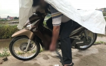 nam thanh nien chet trong tu the ngoi guc tren xe may ngoai canh dong