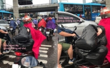 nguoi dan ong cho tui den sau xe guong mat lap lo phia trong khien nhieu nguoi thot tim