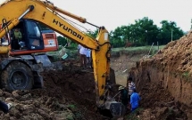 dung may xuc dao thi the nam thanh nien bi vui lap trong khi lam muong thoat nuoc