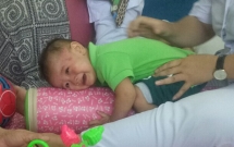 thuong tam vo bi xe rac can tu vong tren duong ve nha nguoi dan ong tuyet vong tim cach cuu doi chan cho con trai 1 tuoi