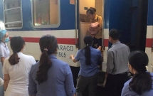 do de thanh cong tren tau thong nhat be gai 3kg chao doi trong vong tay to tau