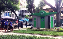 ha noi bang hoang phat hien nam thanh nien tu vong ben trong nha ve sinh cong cong