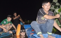 soc trang de con gai 3 tuoi choi truoc me song bo me an han khi con rot xuong song mat tich
