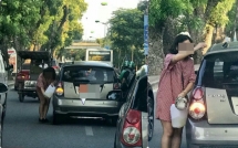 tranh thu duong dong nguoi phu nu cam can xang do cho o to ngay giua pho ha noi