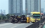 xe bon no lop lat ngang duong vanh dai 3 un tac 25 tieng