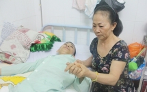 phep mau den voi nguoi me xin com tu thien nuoi con trai liet nua nguoi suot 2 nam troi trong benh vien