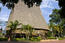 nha rong nha dai cua dan toc thieu so tren bao my