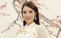 hoa hau ky duyen dep nen na voi ao dai trang tinh khoi