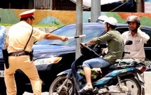 thanh nien tang ga thao chay sau khi tong trung csgt bo 2 nguoi ban lai hien truong da den cong an trinh dien