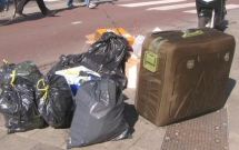 phat hien chiec vali dang ngo bi vut tren duong nguoi dan ong mo ra va hot hoang khi nhin thay thu ben trong