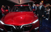 man nhan ngam noi that 2 chiec o to vinfast lich lam dang cap khong kem xe sang