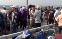 hai phong co gai bat luc nhin ban trai nhay xuong song cam tu tu