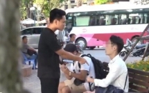 doan clip dan dung canh vu oan an cap dien thoai hon mot trieu luot xem bi chi trich gay gat