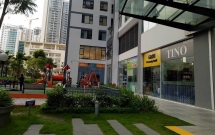 ha noi hai tre nho mau thuan be trai 8 tuoi bi nguoi lon lao vao hanh hung trong khu chung cu cao cap